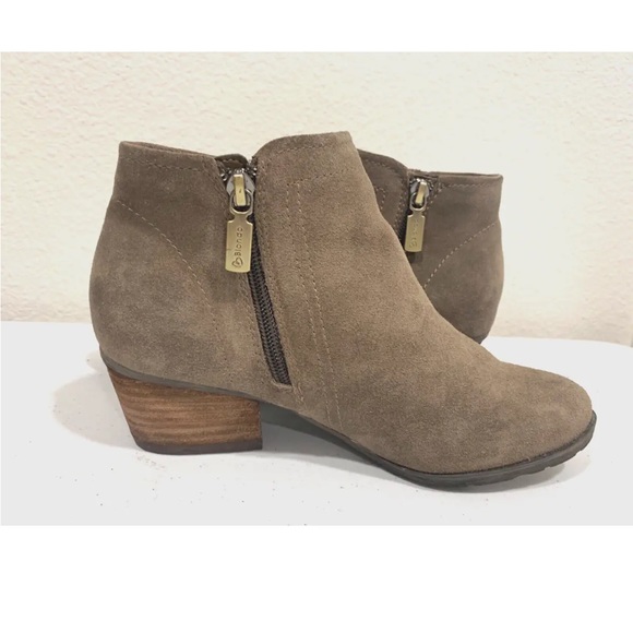 Blondo waterproof ankle booties. Taupe grey suede w/ inside zippers. - Picture 4 of 6